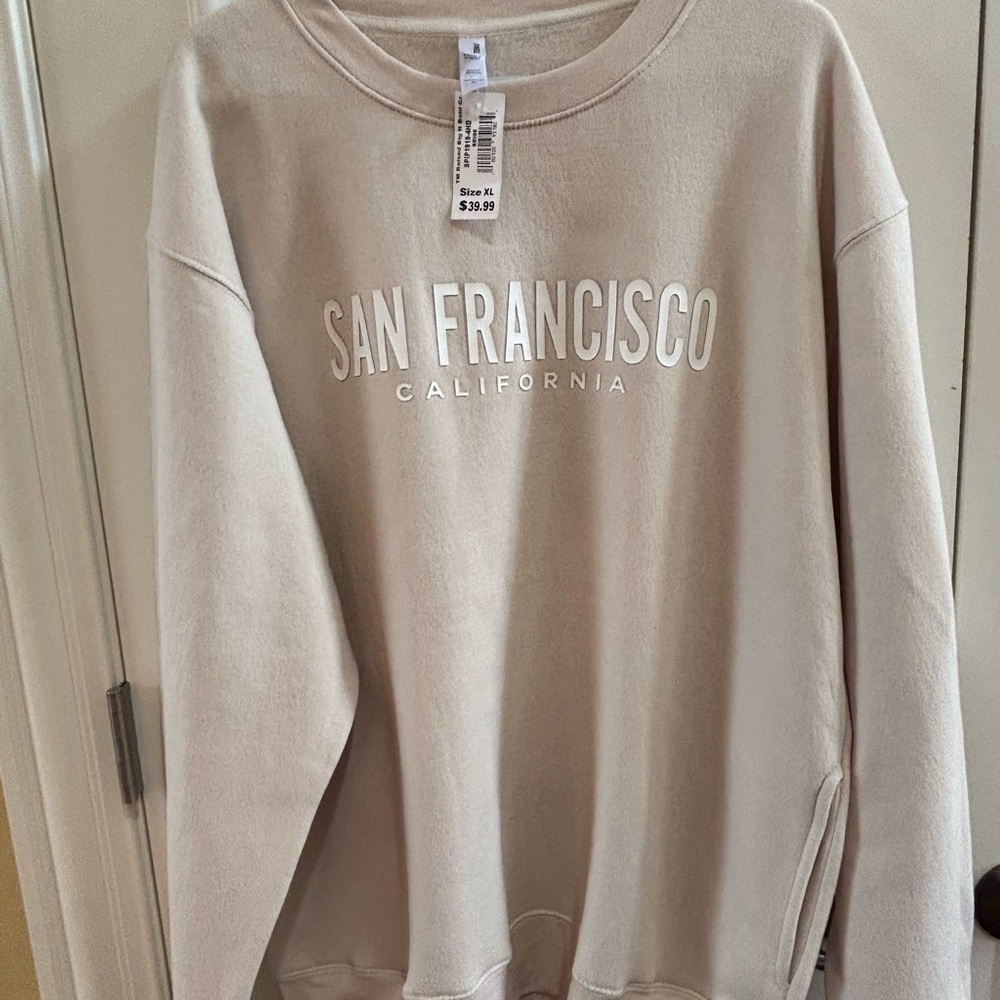 Teemax embroidered San Francisco crewneck with pockets. New with tags